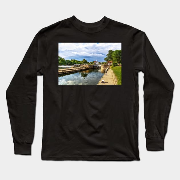 Approaching Goring-on-Thames Lock Long Sleeve T-Shirt by IanWL